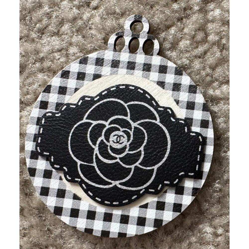 Everyday Fashion Holiday Ornaments Made Out Of Wood 4”x 4” Brand New Set Of 2 - Picture 3 of 4